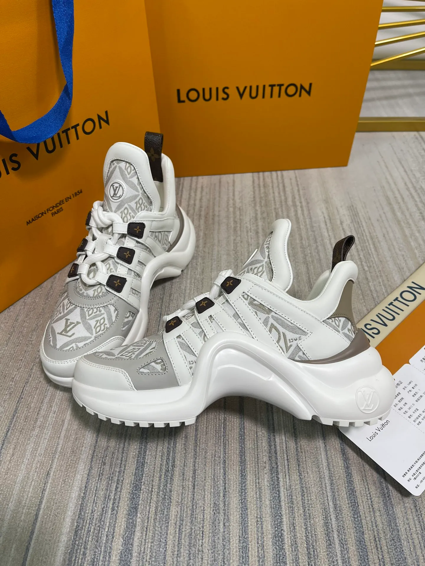 👟👟Ex-factory price👟👟Ex-factory price 720👟👟 Louis Vuitton 2022ss LV’s new Archlight series new color matching dad shoes. The boss ordered three pairs of yb shoes at the first time. The counters are not on sale. We are definitely the first to get the authentic products developed by the entire network. The material of each color matching is exclusively customized from the original version, which is consistent with the authentic product. The sole is YB molded high-elastic foam sole. The mold fee is as high as tens of thousands. The upper is made of high-tech fabric to create a soft and elastic upper. The materials and methods are consistent with YB. 35-40 (40.41 can be customized without return or exchange)